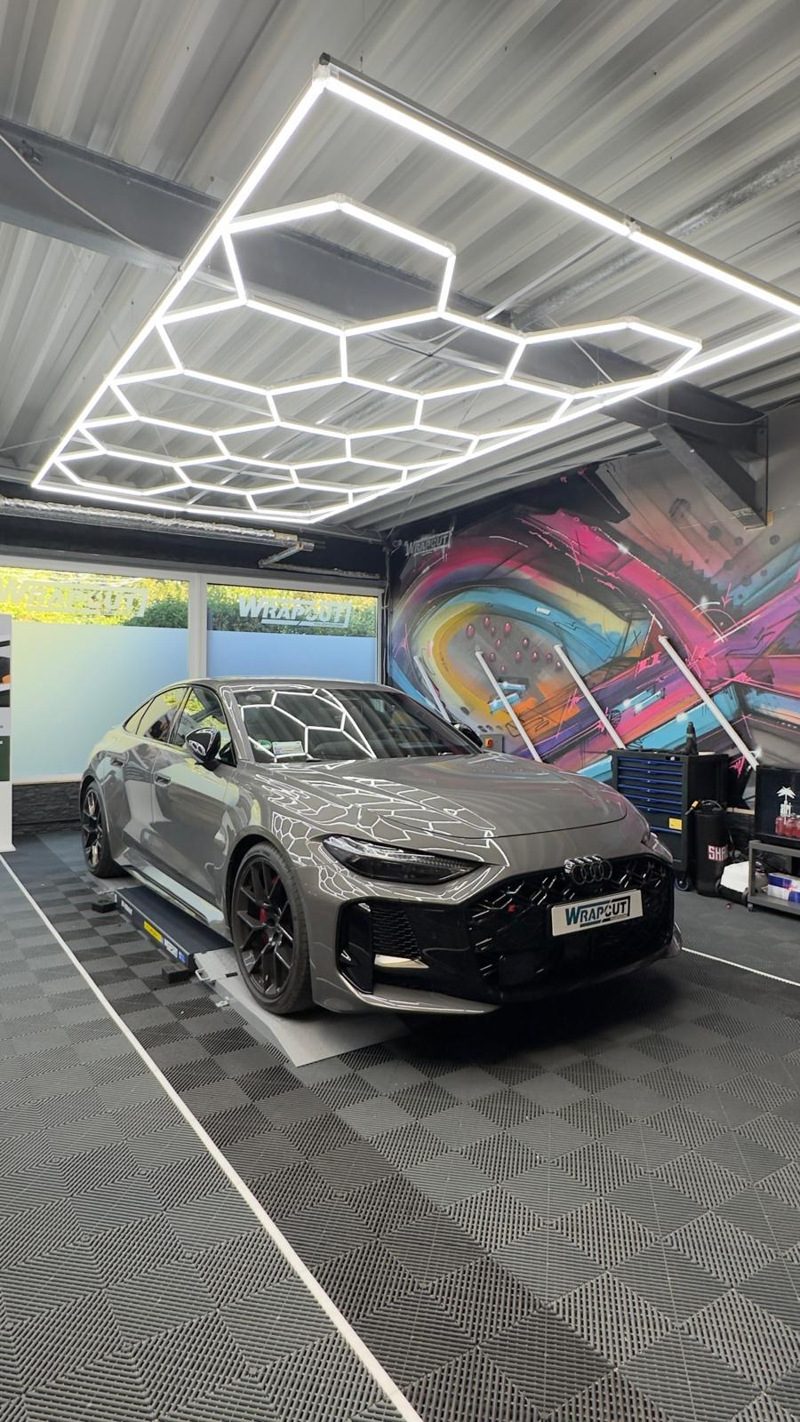 Audi RS5 vor der Werbebeschriftung