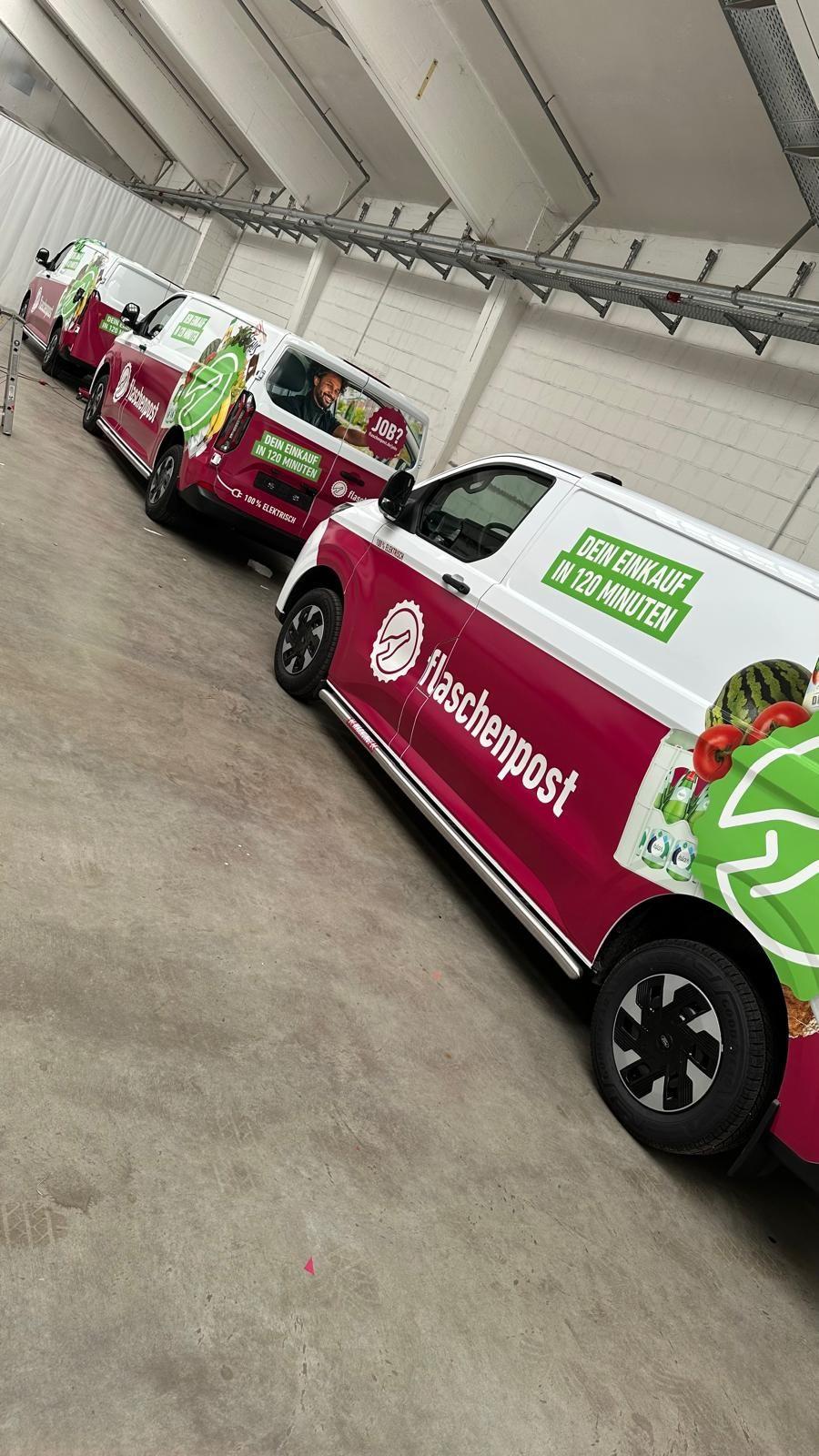 Mehrere beschriftete Transporter einer Fahrzeugflotte