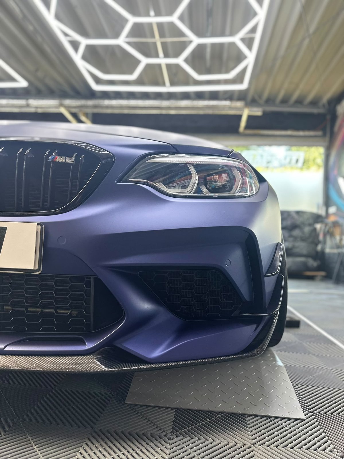 Vollfolierung, BMW M2 Mattlila, Detail