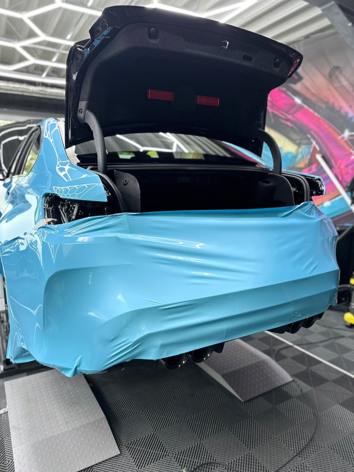 Vollfolierung, BMW M4 Hellblau, Heckstoßstange